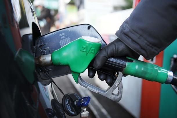 Benzina a 2 euro col rientro dalle ferie