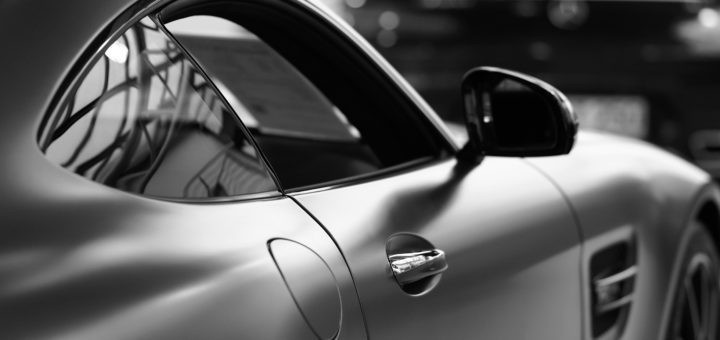 il-parco-auto-italiano-e-grigio-bianco-o-nero-720x340
