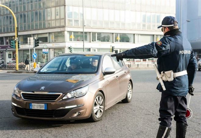blocco_traffico_auto_multa_vigili_smog_lapresse_2017_thumb660x453