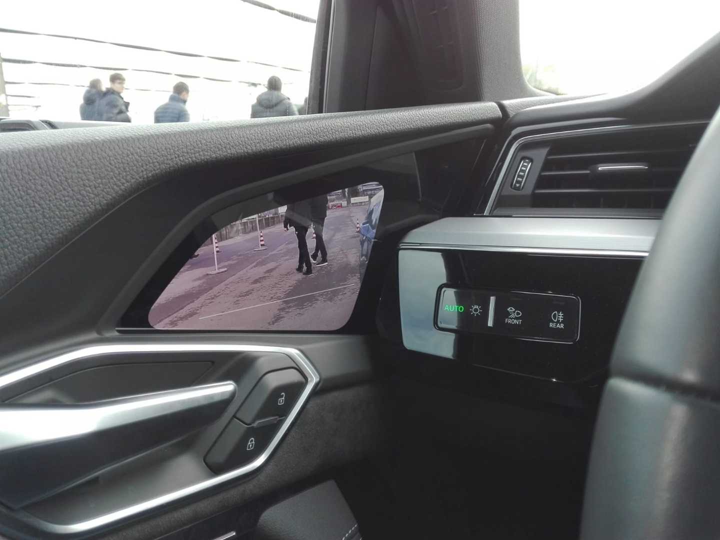 Audi e-tron con specchietti digitali