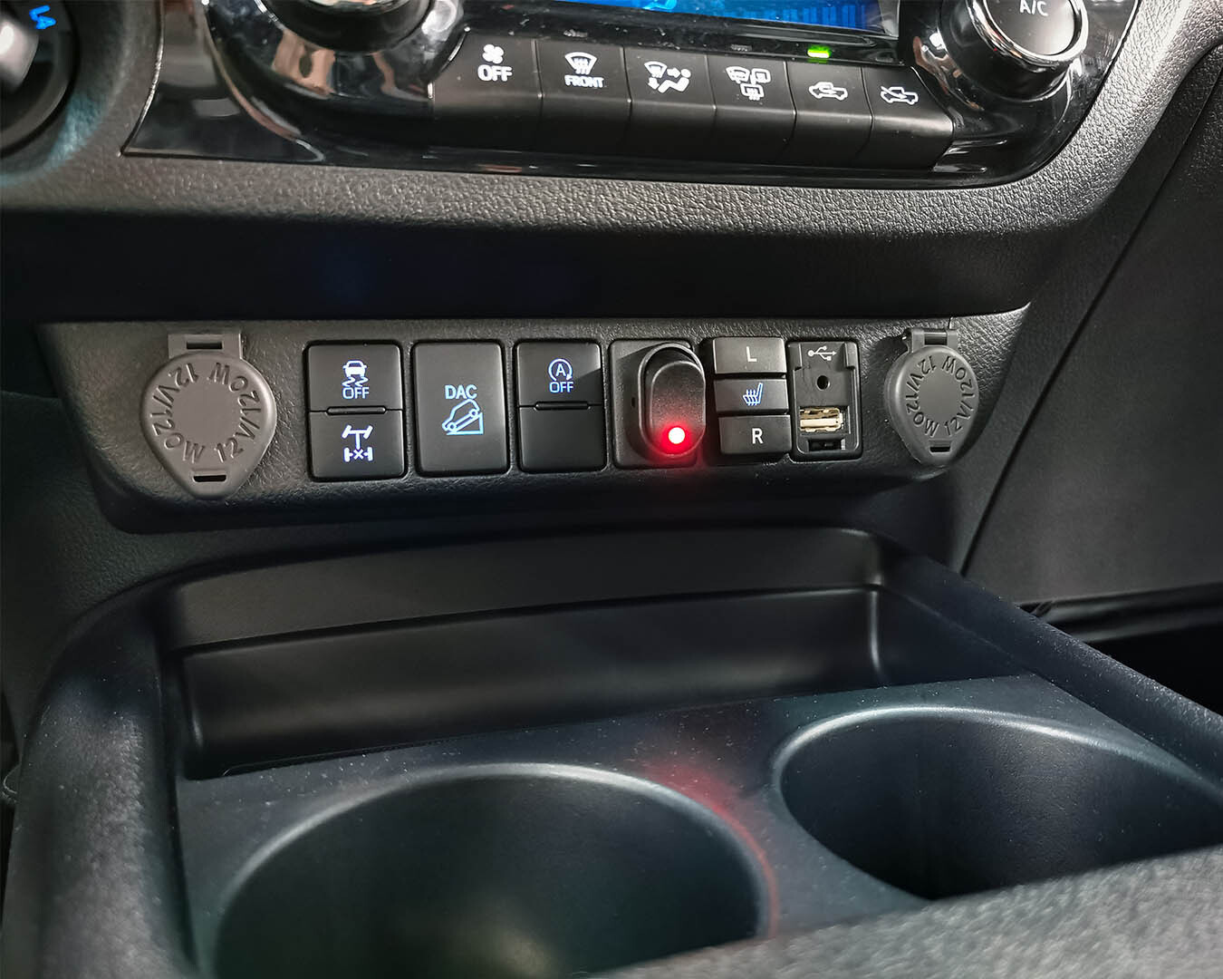 Toyota Hilux Invincible allestimento Totani Off Road pulsante impianto aria compressore plancia cruscotto interni