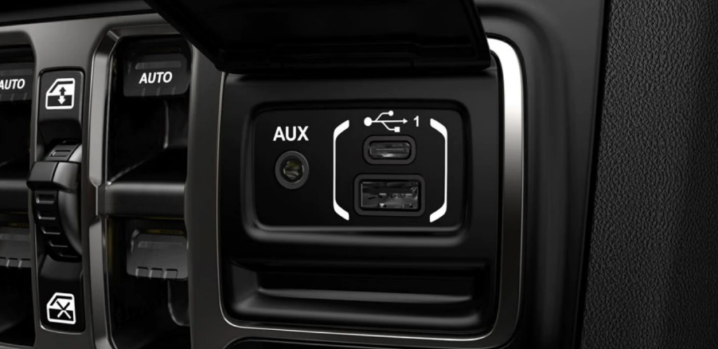 jeep_gladiator_interior_details_dsk_1208x587_04