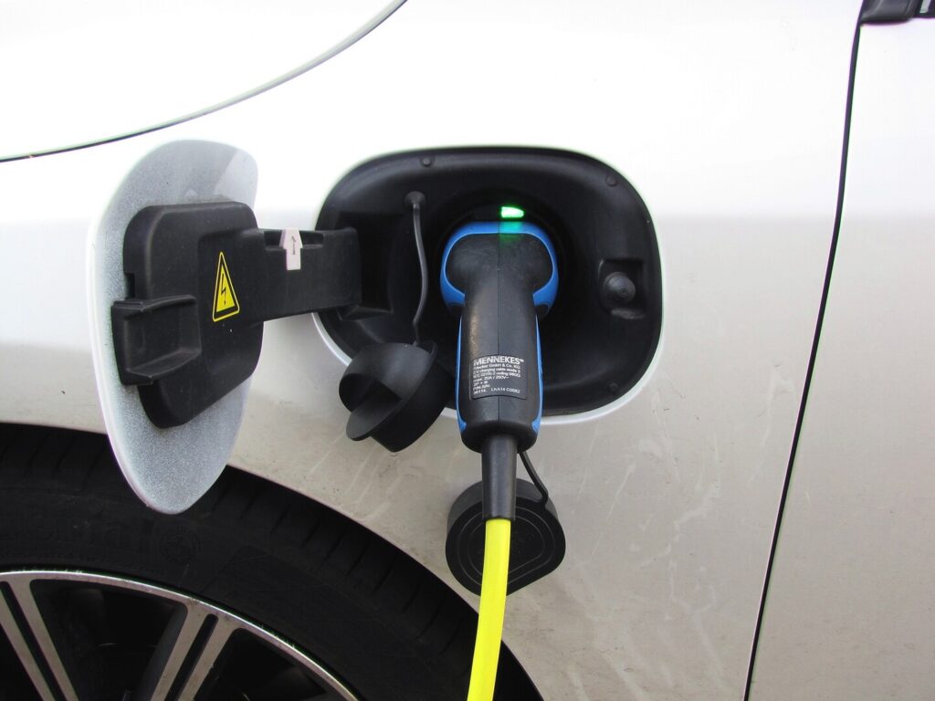 Un'auto elettrica plug-in hybrid in fase di caricamento