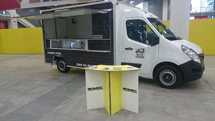 veicolo commerciale Renault con allestimento street food