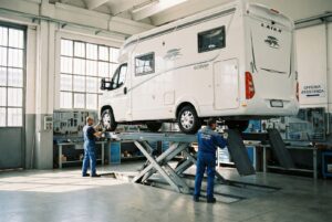 officina-camper-biella-ponte-sollevatore