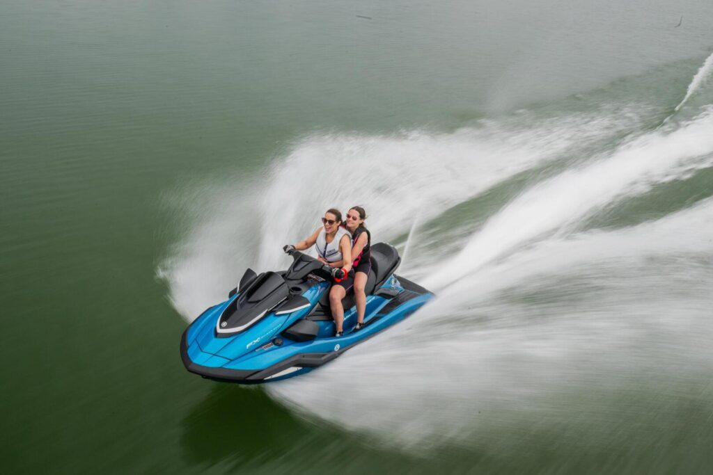 2026-yamaha-fxsvhocr-eu-lagoon_blue-action-001-03