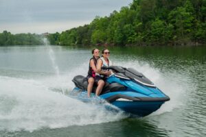 2026-yamaha-fxsvhocr-eu-lagoon_blue-action-002-03
