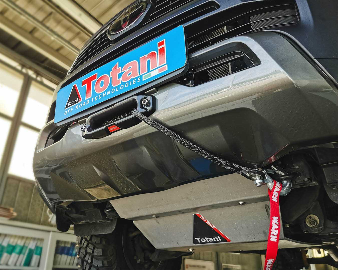 Toyota Hilux Invincible allestimento Totani Off Road 4x4 Pick-Up fuoristrada verricello WARN