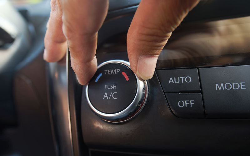 Sommer 2018: Kontrolle der Klimaanlage Ihres Auto bei Autoplus in Eppan. Estate 2018: Controllo dell'aria condizionata della tua auto presso Autoplus, Appiano.